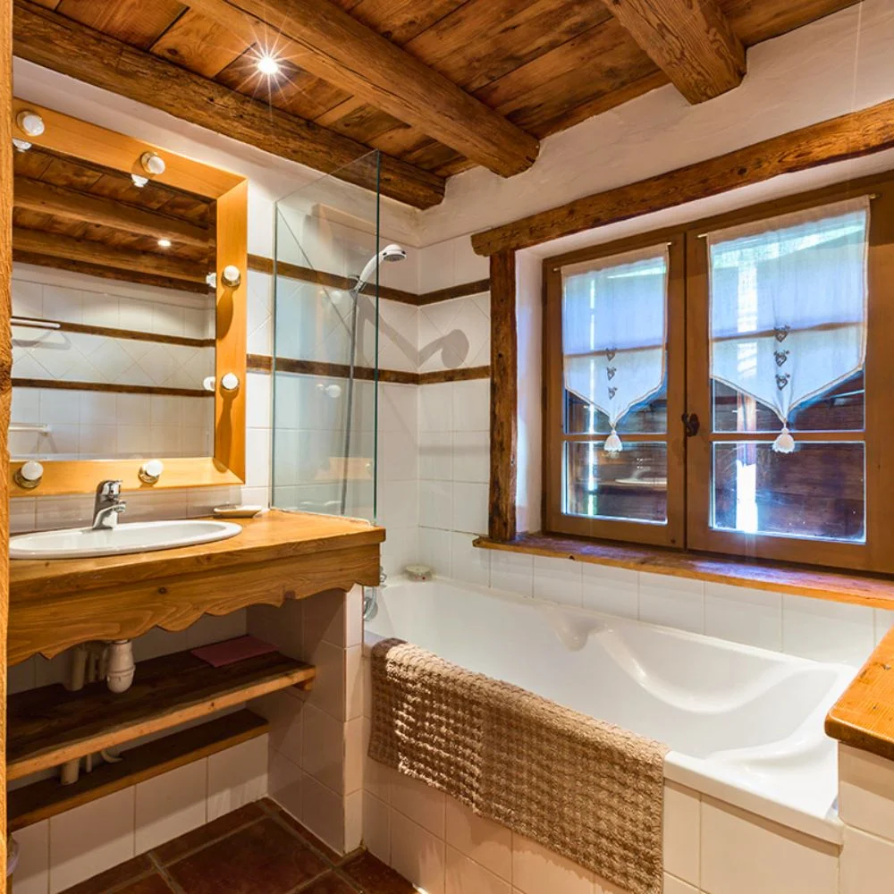 Salle de bain élégante du Chalet Le Paccaly 2 à La Clusaz